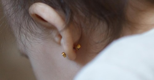 A quel âge percer les oreilles de bébé ?