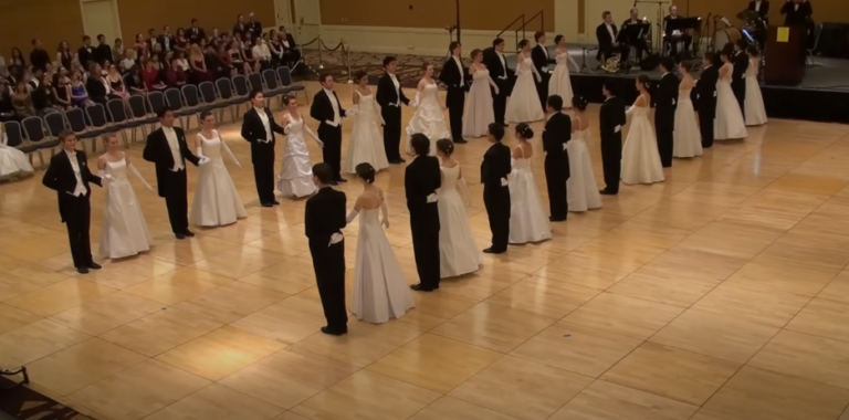 16 Couples dansent la Polka, leur synchronisation frôle la perfection !