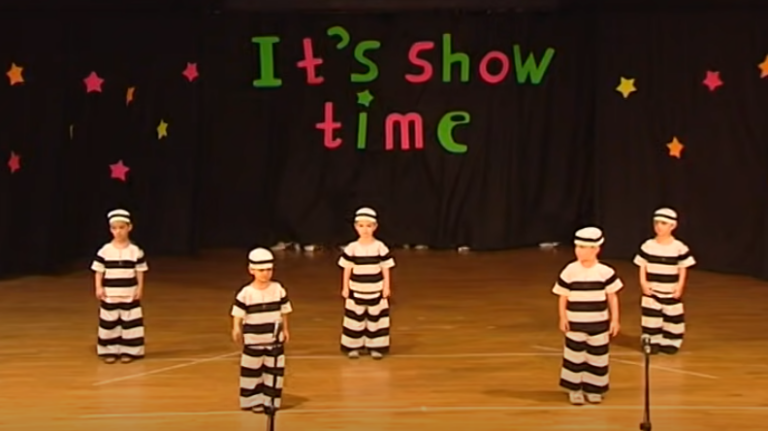 Ils ont 4 ans et ils nous présentent une routine sur « Jailhouse Rock » Ils sont trop mignons !