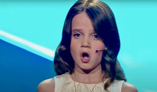Une petite fille se prépare à interpréter l’une des chansons les plus difficiles du monde