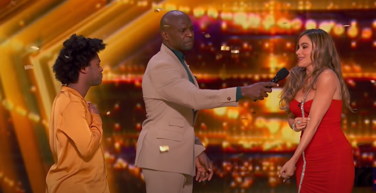 Ce jeune homme obtient le « Golden Buzzer » de la part du juge Simon. On comprend pourquoi quand on entend sa voix !
