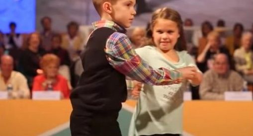 Des jeunes nous démontrent la danse dite le « Shag », ils volent sur la piste