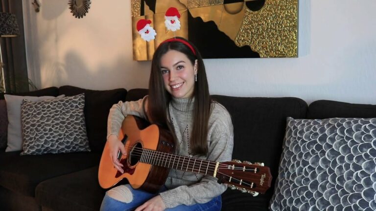 Elle joue «Silent Night» à la guitare. Sa maitrise de l’instrument est à couper le souffle