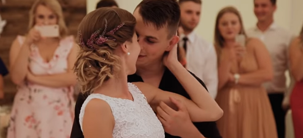 À leur première danse, ce couple de jeune mariée décide d’exécuter “Time of my Life”.