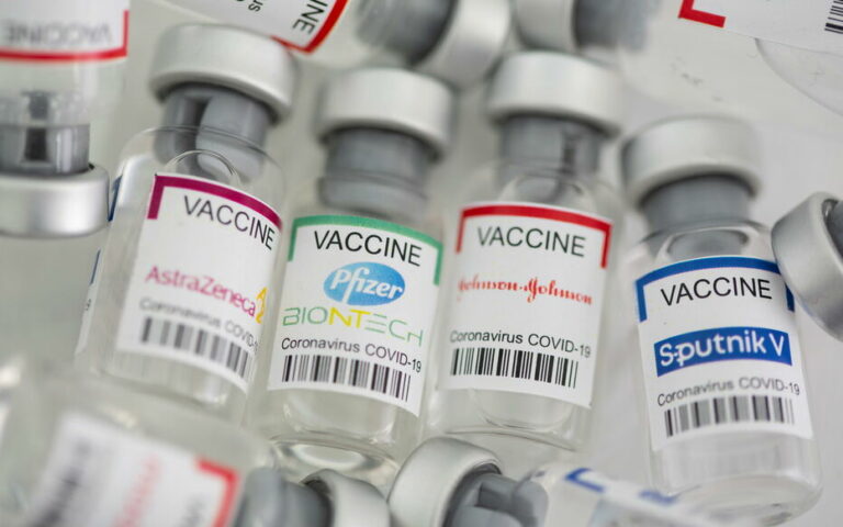 Un homme reçoit 5 injections de vaccins différents, une enquête ouverte