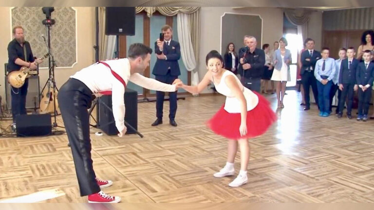 Un couple de jeunes mariés délivre une première danse époustouflante comme jamais les invités n’en avaient vu auparavant