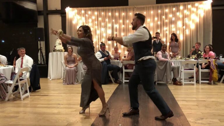 Le nouveau marié et sa maman ont mis le feu à la piste de danse.