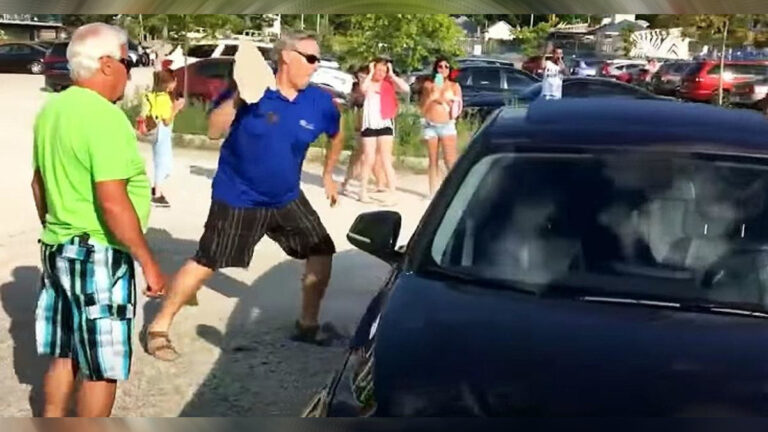 Des spectateurs filment un homme qui risque d’être arrêté et casse une fenêtre pour sauver un chien coincé dans une voiture surchauffée