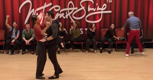 Un duo casse la baraque avec leur chorégraphie de swing improvisée sur la « Mararena »