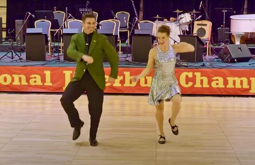 Un couple fait preuve d’une attitude intrépide avec une danse très intense