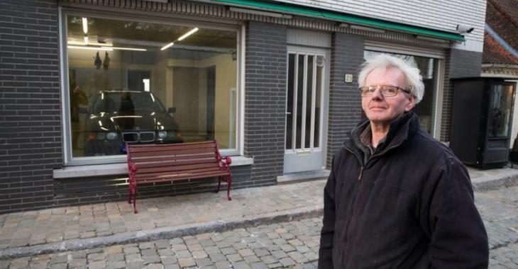 La ville lui interdit de construire un garage, il contourne alors le règlement d’une façon brillante
