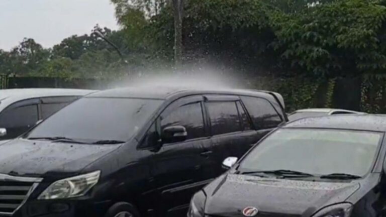 Phénomène étrange : La pluie tombe sur une seule voiture