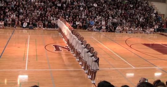 Des Pom-Pom Girls effectuent une chorégraphie kaléidoscopique géniale