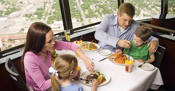 Ils emmènent leurs enfants au restaurant et un inconnu leur laisse une note complimentant leur éducation