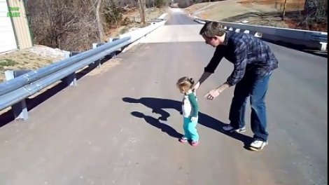 Les enfants découvrent pour la première fois leur ombre