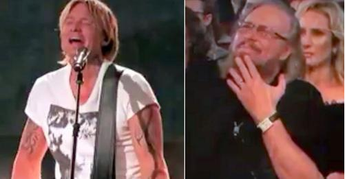 Keith Urban interprète ‘To Love Somebody’ pour rendre hommage à la musique des Bee Gees