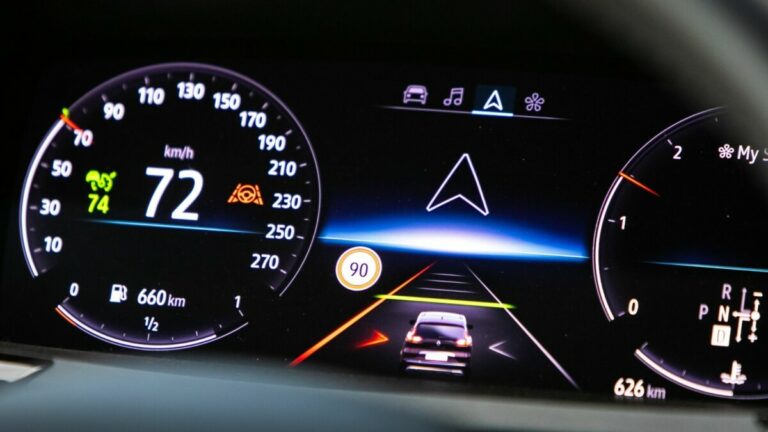 Le compteur affiche-t-il la bonne vitesse de la voiture ?
