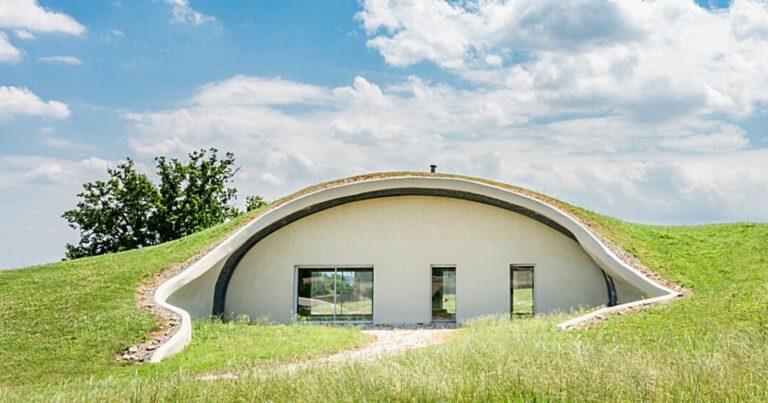 Bâtie sous un dôme végétalisé, cette maison de Hobbit n’a besoin ni de chauffage ni de climatisation