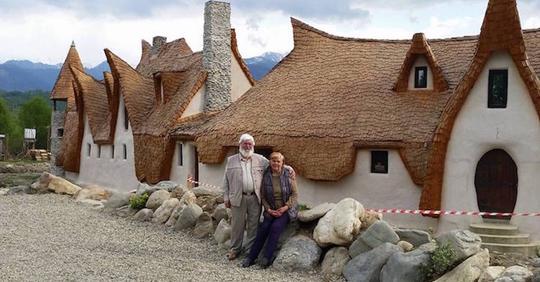 Un couple construit un château inspiré des contes de fées qui est 100% biologique