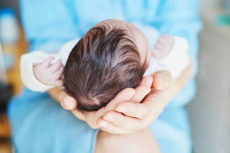 Pourquoi trouve-t-on que le bébé est « moche » à la naissance ?