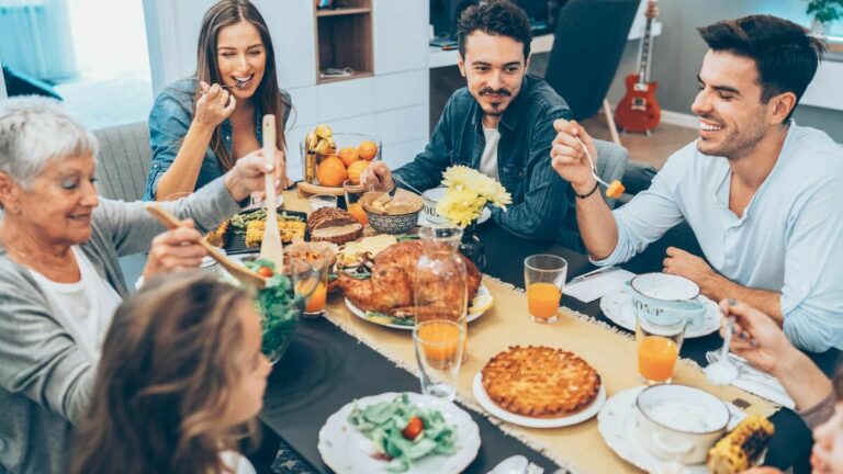 Elle n’est jamais invitée aux repas de famille de son mari : pour se venger, elle se présente “par surprise” au restaurant