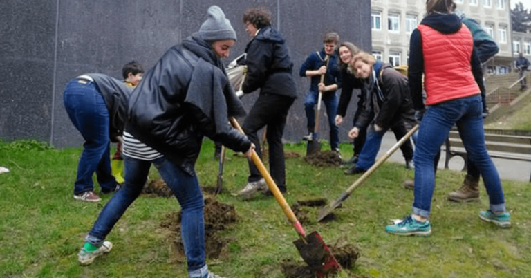 – Un collège remplace les heures de colle par des corvées de jardinage pour que les punitions aient du sens
