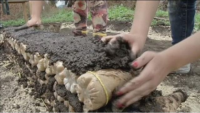 Construire des maisons avec des bouteilles en plastique