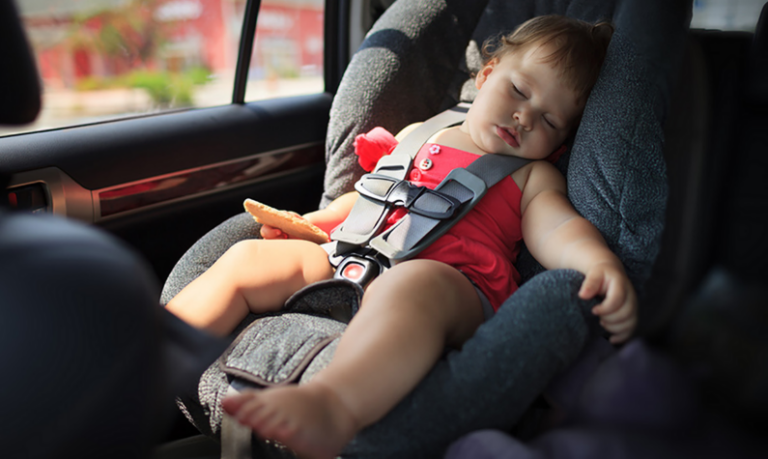 5 moyens concrets pour ne pas oublier bébé dans l’auto