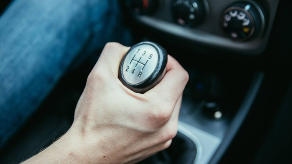 Passer les vitesses sur une voiture sans utiliser l’embrayage