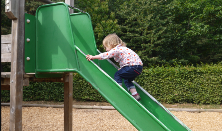 – Savez-vous pourquoi les enfants montent le toboggan à l’envers ?