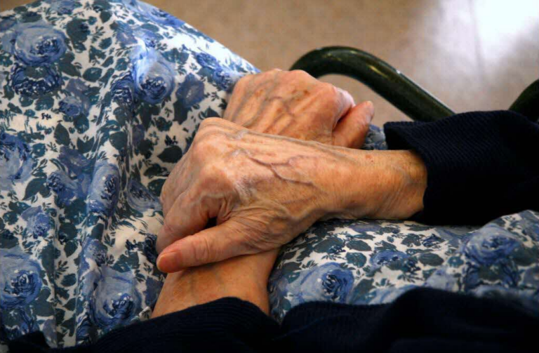 Pourquoi les femmes vivent plus longtemps que les hommes ?