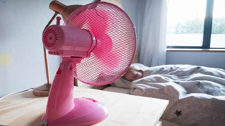 Est-ce que dormir avec le « ventilateur » tourne vraiment mal ? Un expert vous présente 4 effets sur votre santé