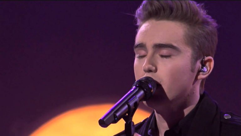 Un adolescent avec la même voix qu’Elvis Presley chante « Can’t help falling in love with you » qui laisse tout le monde sans voix