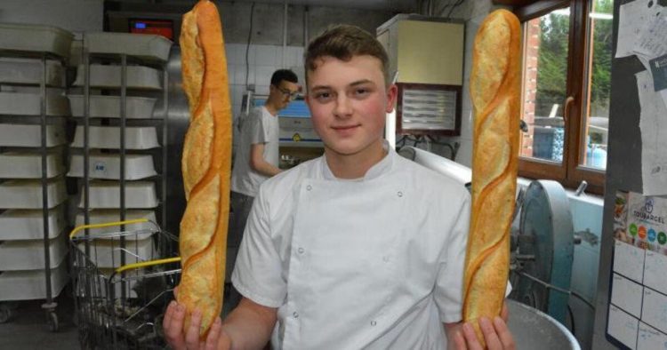 A seulement 19 ans, il rachète la boulangerie de son village et embauche ses parents