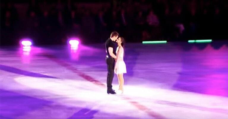 Un couple fait une performance sur glace et impressionne la foule avec leur danse