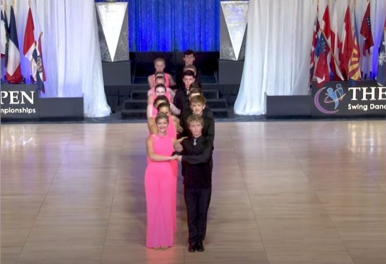Sept paires d’adolescents illuminent la piste de danse et gagnent la première place