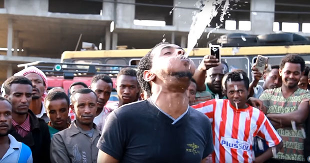 Un talent incroyable pour pulvériser de l’eau sans interruption de sa bouche