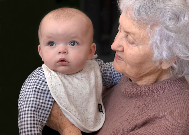 Ma mère demande 20 $/heure plus les frais de retard pour s’occuper de mon bébé