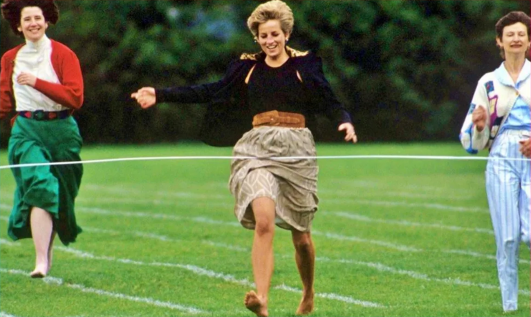 La Princesse Diana courant pieds nus pour la journée sportive de son fils dans une vidéo rare de 1991