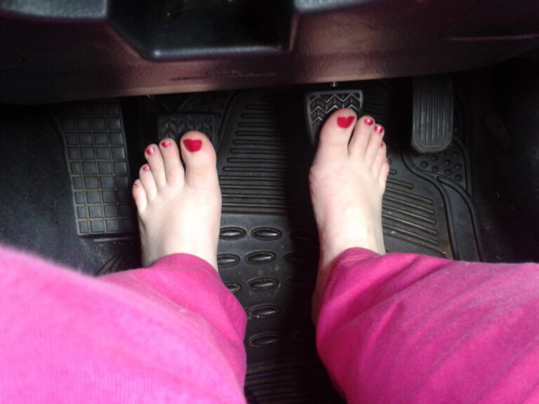 En voiture, a-t-on le droit de conduire pieds nus ?