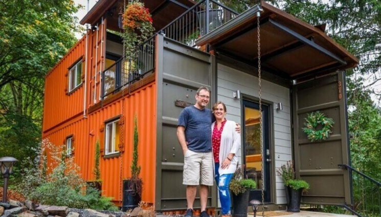Un couple construit une maison en conteneur maritime pour vivre sans dettes