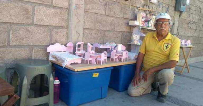 À 70 ans, il crée des meubles miniatures pour survivre mais personne ne les achète : une fille le voit en larmes et l’aide