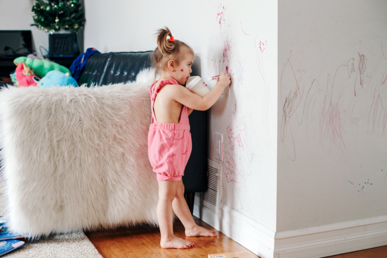 Comment éviter que votre enfant dessine sur les murs à l’avenir ?