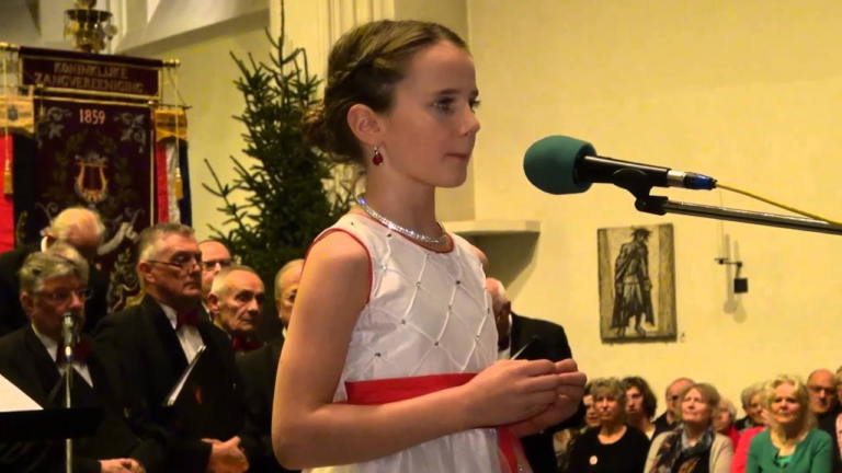 Une fille de 11 ans chante une interprétation angélique de « Minuit, chrétiens » et coupe le souffle de la foule