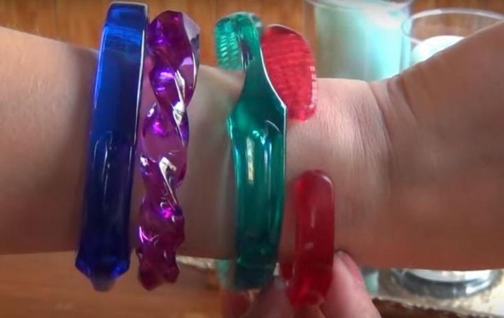 DIY : comment elle transforme une vieille brosse à dents en super accessoires !