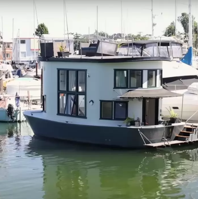 Incroyable transformation : Un couple passe 18 mois à rénover une petite maison flottante !