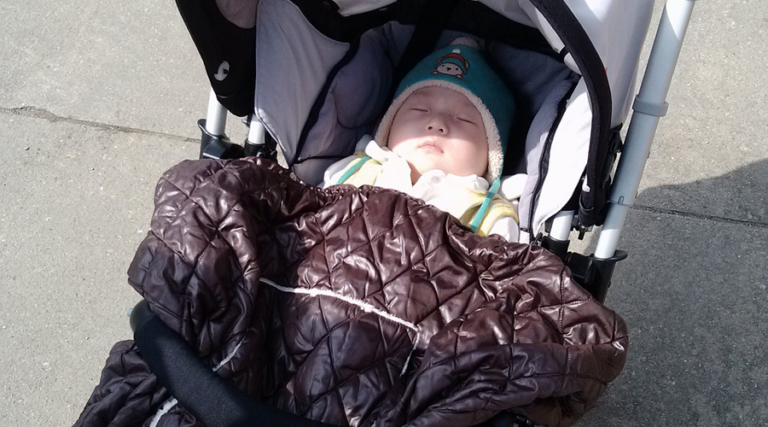 Des bébés font leur sieste dehors, et c’est pour leur bien !