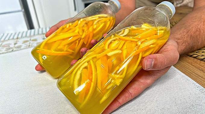 Mettez des pelures d’orange dans une bouteille : L’astuce pour faire des économies