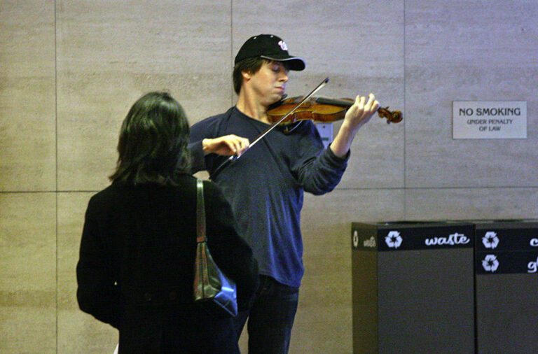 Par un froid matin de janvier… Joshua Bell est debout dans l’entrée d’une station du métro de Washington DC