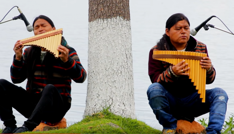 Ce magnifique duo interprète l’énorme succès « Hallelujah » à la flûte de Pan